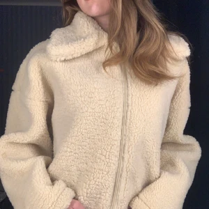 Teddyjacka - Fluffig beige jacka från Ginatricot, aldrig använd och perfekt till hösten, nypris är 600kr! Den har inga fickor dock!💗