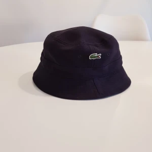 Lacoste hatt xs/s - Lacoste hatt passar xs/s