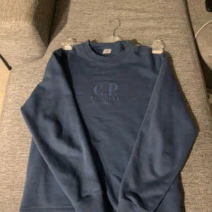 CP COMPANY Tröja - CP COMPANY tröja blå bra skick 