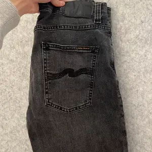 Gråa nudie jeans i utmärkt skick, storlek 29/32, modellen är Lean Dean