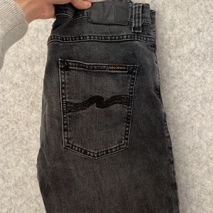 Nudie jeans  - Gråa nudie jeans i utmärkt skick, storlek 29/32, modellen är Lean Dean