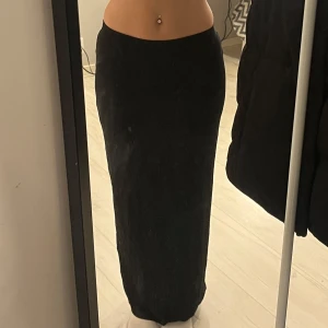 Lång kjol - Helt oanvänd maxikjol från Cubus med prislapp kvar! Storlek XS och går nästan ner till fötterna på mig som är 164cm lång!