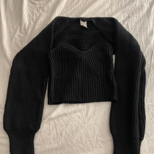 Svart stickad korsett från SHEIN - Säljer en svart stickad två delar topp från SHEIN i storlek S. Den är ribbad och har en tight passform som ger en snygg siluett. Perfekt för höst och vinter, och kan stylas både till vardags och fest. Använd ett par gånger men i bra skick!