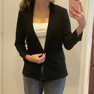 Kavaj - En super fin svart kavaj som är helt ny och använd bara några par gånger! Säljs då jag inte använder längre 🩷💖
