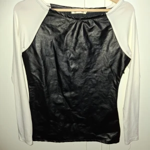 Formsydd top PU läder  - Riktig snygg oanvänd formsydd topp köpt utomlands. Dragkedja på en sida för riktigt snygg passform!