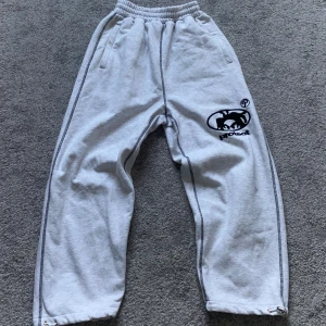 Protect Sweatpants - Väldigt snygga mjukisbyxor av märket protect, använd fåtal gånger, i helt nytt skick. Mjukisbyxorns har till och med dragkedja för fickorna som är väldigt händigt✅ skriv gärna till mig med frågor😇 Priset är ej konkret🫸Köp ejjj detta är reserverad‼️‼️‼️🚨🚨☢️☢️⛔️