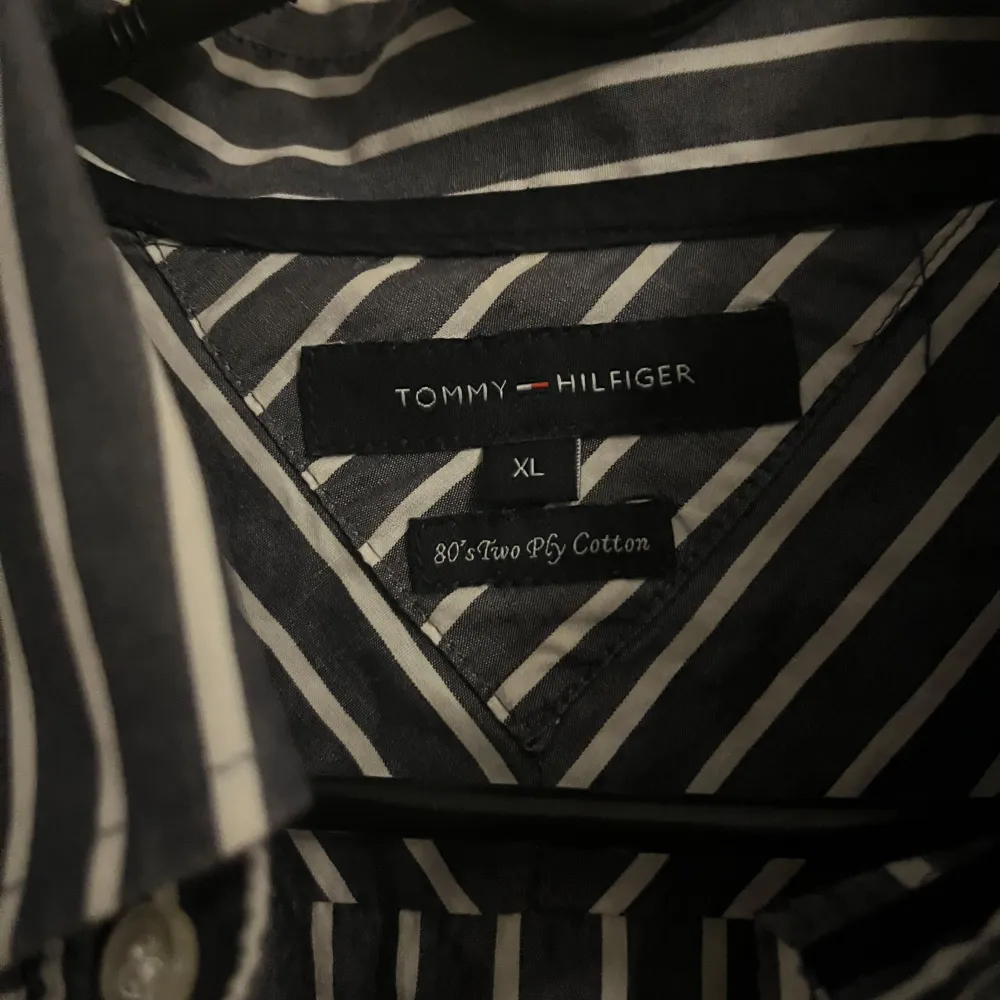 Skjorta Tommy Hilfiger 80’s i storlek xl . Skjortor.