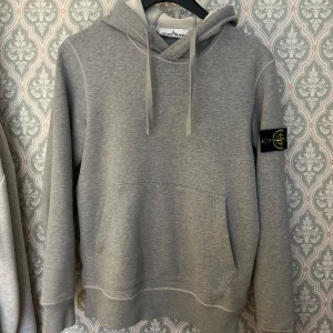 Stone island hoodie - Säljer denna stone island hoodie i 10/10 skick då den nästan aldrig har andvänts. Bara att skriva vid frågor🙌🏻