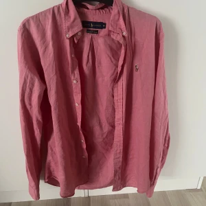 Ralph lauren skjorta - Hej!  Säljer mkn ralph lauren skjorta då jag ej använder den  Fint skick använt kanske 2-3 gånger så fint skick  Inga hål fläckar eller andra skador.  Storlek M men passar L också   Mvh