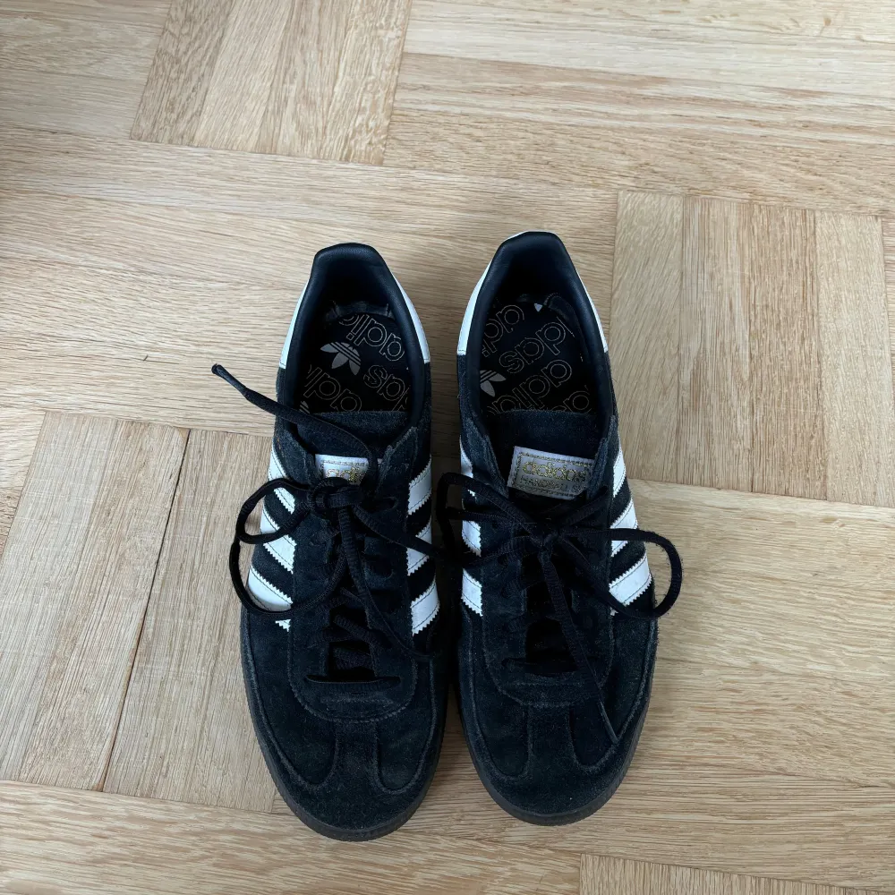 Svarta adidas handbal spezial, jättefint skick 🤍 Storlek 40. Skor.