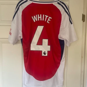 Ben White fotbollströja Arsenal  - Helt ny reprint fotbollströja från Arsenal med White på ryggen. Storlek Medium 