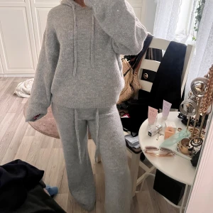 Stickat mjukisset - Stickat mjukisset från gina tricot. Använd 1 gång. Storlek S i båda delarna🤗