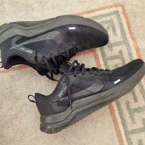 Träningsskor  - Svarta nike skor passar perfekt till gymmet eller löprundan. Väldigt väldigt bra skick och inga märken eller slitningar