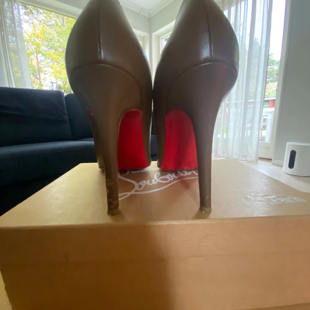 Jag säljer dessa Louboutin klackskor. Box medföljer.  Skick 7/10 Dem är äkta. ✅pris kan diskuteras.. Skor.