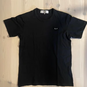 Comme des Garçons tshirt - Snygg Comme des Garcons thshirt i storlek L, sitter som en M. Skicket är bra utan defekter