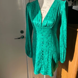 Klänning  - Superfin grön klänning från SHEIN i stl 36. 100% polyester.