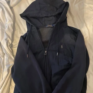 Ralph lauren cardigan  - Säljer då jag har köpt en ny cardigan, så denna kommer inte till användning längre. Fint skick, inga deéfekter. Tveka inte att höra av dig vid frågor!