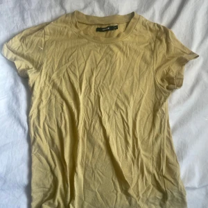 Senaps gul tröja - Gul tröja som jag självklart stryker inan leverans 