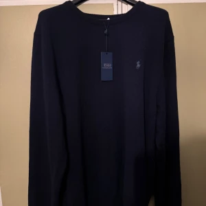 Polo Ralph Lauren Knit Crewneck XXL - Polo Ralph Lauren Knit Crewneck XXL Tröjan är helt ny med prislappar kvar! Endast testat hemma! Ny pris över 2500kr! Mitt pris 1000kr! För mer info kontakta mig!