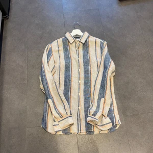 Ekologisk linneskjorta  - Använd 1 gång så där med i väldigt bra skick!