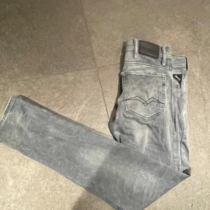 Grå jeans från Replay - Säljer nu dessa feta reaplay jeans. Storlek är 31/32 passform slim fit. Tveka inte med frågor! Priset är inte hugget i sten.