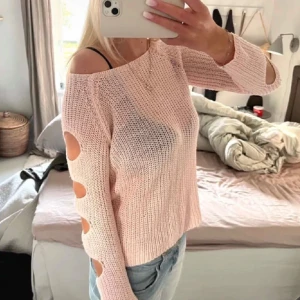 Rosa stickad tröja med coola detaljer - Så snygg och cool stickad tröja som har ”hål” i sig! Så skön och fin färg! Och så coola detaljer! Perfekt nu till hösten! Storlek S. 💖💖💖