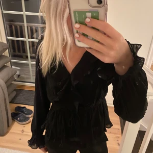 SÖT TOPP - använd endast en gång, superfint skick och ser oanvänd ut! 