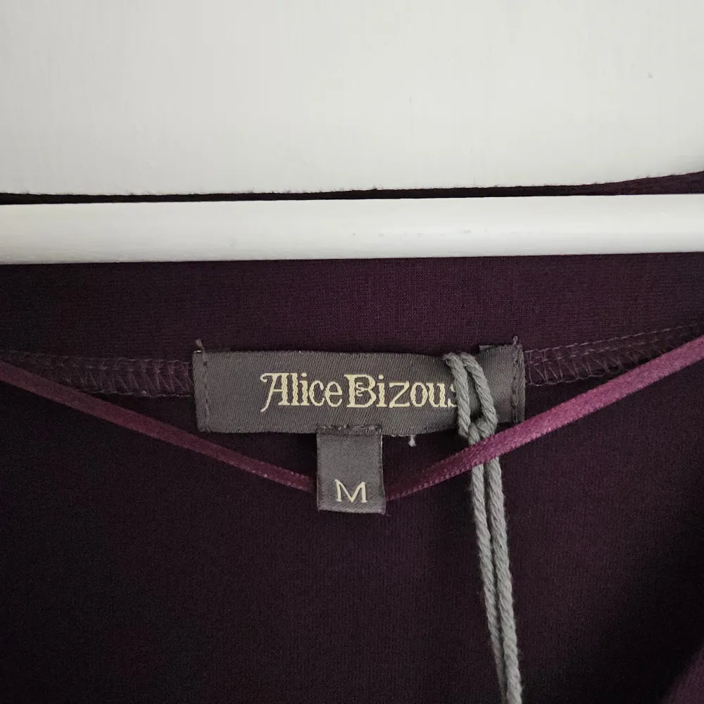 Superfin mörklila tröja med knappar från Alice Bizous. Helt ny med prislapp, pris i butik 399kr. Yläosat.