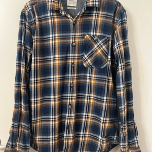 Skjorta från Esprit strl S bomull 100% - Skjorta från Esprit Slim fit  storlek S  100% bomull  Använd ett par gånger