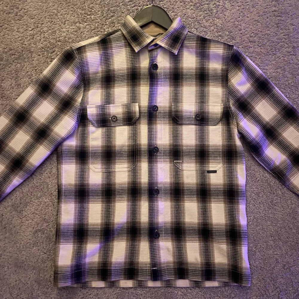 Snygg, stilren och unik Lindbergh overshirt, använd fåtal gånger - Storlek: Small - Skick: 9/10 - Nypris: ≈ 1200-1500kr - Mitt pris: 579kr - DM för frågor & funderingar. 🌴. Tröjor & Koftor.