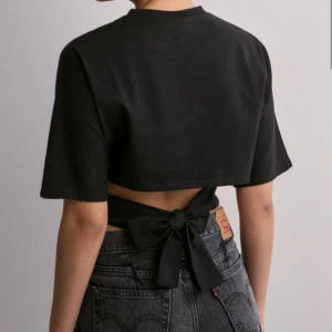 Nelly open back tie tee  - Säljer min väldigt eftertraktade Nelly tröja i storlek s, säljer då den inte kommer till användning och är i nyskick 💗