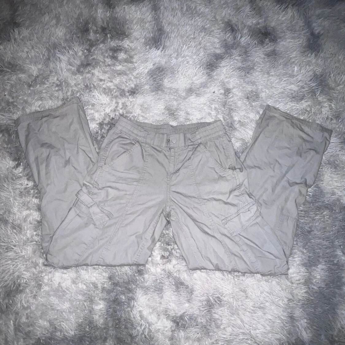 Gråa cargobyxor - 90