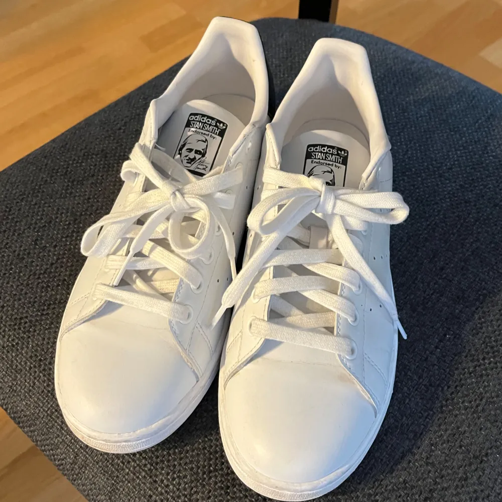 Nästan helt nya Stan Smith skor, använda 2-3 gånger bara, Säljer för att de är aningen för små för mig.🩷🩷. Skor.