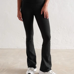 Aim’n flare tights petite - Helt oanvända yoga pants/flare tights (petite modell). Skulle säga att de passar till någon som är 160 eller kortare, då dom är lite för små på mig som är 163. Innerbenslängd: 72cm. Nypris: 799kr