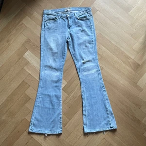 Current / Elliott vintage flared 70s  jeans #30 - Vintage jeans i ljusblå denim som är tunna och i helt rätt wash.  Amerikanskt märke Modellen heter ”The Low base” Mått Midja ca 42/84cm Inre benlängd ca 80cm Yttre benlängd ca 109cm Vidd nedtill ca 27cm 