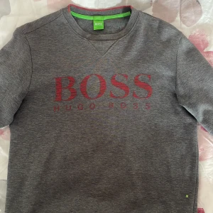 Äkta Hugoboss tröja - Äkta grå Hugoboss sweatshirt, Storelk S. Fint skick, pris kan diskuteras 