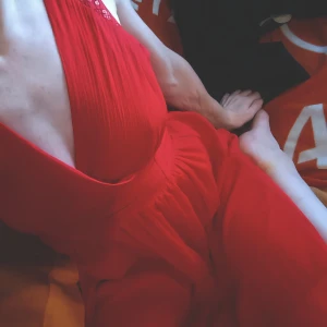 Röd klänning med paljettdetaljer - Säljer en superfin röd klänning med paljettdetaljer. Den har en härlig röd färg och är perfekt för festliga tillfällen. Klänningen har en snygg passform och är gjord i ett mjukt material som faller fint. Perfekt för att sticka ut på festen! 💃