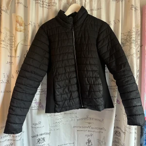 Höst jacka - En höst jacka från Only. Använd men sparsamt i sick! Storlek M.