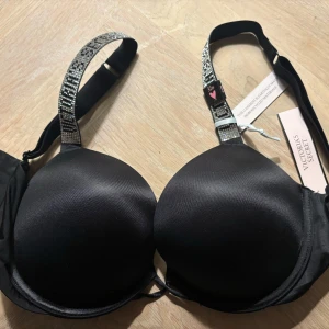 Bombshell Victoria secret bh push up - Super fin push up i storlek 32D med strass band. Fått i present, men var dock för stor. Aldrig använd och alla prislappar mm sitter kvar.