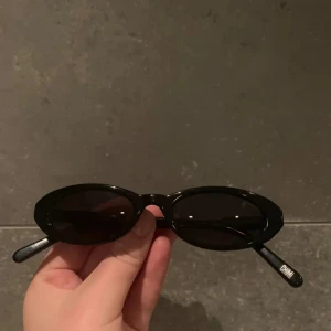 Chimi solglasögon  - Säljer mina ovala chimi solglasögon som är i mycket bra skick. Förutom solglasögonen tillkommer även en chimi box och en oöppnad putsduk💗