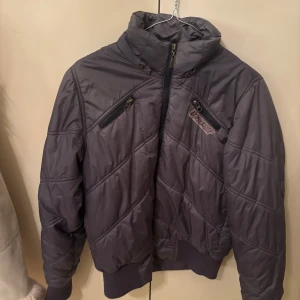 Playboy jacka💞 - Storlek L men sitter som en S, skitsnygg rygg