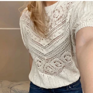 Stickad tshirt  - Stickad tshirt från zara