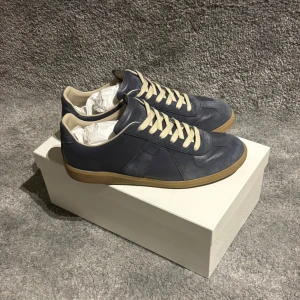 Maison Margiela Skor - Tja säljer nu dessa nästan sprillans nya Maison Margiela Skor. Dem är i storlek 42.5 och har endast använts en gång. Skorna är köpta från Miinto för 5800kr, kvitto finns!