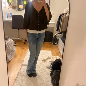 Brun kofta  - Säljer denna så fina tröja perfekt till hösten. I ett jättebra sick. Och tröjan är använd få gånger ca 2-3 gånger 🥰❤️🤩😍👍🏼