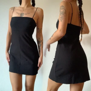 UO little black dress  - The perfect little black dress från Urban Outfitters🖤felfritt skick, knappt använd. Jag på bilden är strl 38/M 