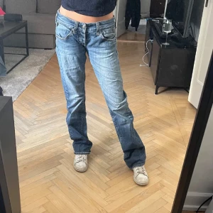 Lågmidjade replay jeans🙌 - Säljer lågmidjade Replay jeans då de tyvärr är för stora för mig,blivit slitna längst ner vid hälarna då dom vart för långa (sista bilden), jag är 163cm lång 🌸 Midja (rakt över): ca 38cm!  Använd gärna köp nu, postar snabbast med instabox💕