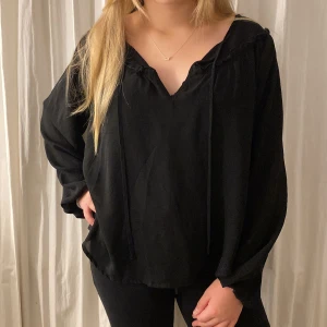 Trendig blus - En super fin festlig blus, har en vit liten fläck på ryggen som inte försvinner i tvätten (iaf när jag tvättat den) som ni ser på bilden