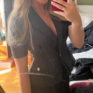 Figursydd topp - Figursydd kortärmad kavaj❤️