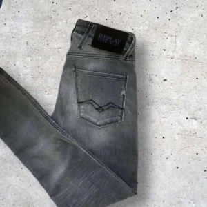 Replay Anbass - ⚜️10/10 skick ⚜️Modellen är ca 180cm och 60kg ⚜️Skön grå tvätt ⚜️W27 L32 ⚜️passar W28/29 ⚜️Hör av er vid frågor 