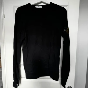 Stone Island tröja svart storlek M - Den har okej skick med lite röda fläckar längst ner. Fläckarna syns knappt men de är ändå där Annars jättefin tröja